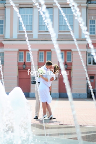 Городской фонтан на площади